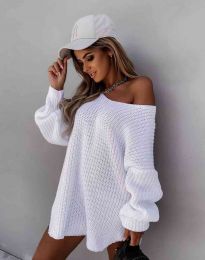 Ефектна дамска свободна плетена туника с голо рамо в бяло - код 2975